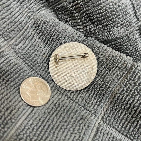 Vintage Ski ❤️ ⛷️ ❄️ Lapel Hat Pin 70s Flirt Love Slopes Mountains Skier Snow - Picture 3 of 3